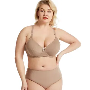 Vista completa de una mujer de talla grande con un conjunto cómodo de sujetador y braga nude.