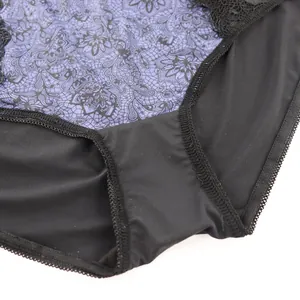 Detailansicht der Spitzenstruktur und des elastischen Stoffes dieser bedruckten Damenunterwäsche.