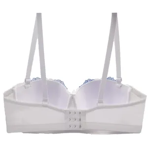 Vue arrière d'un soutien-gorge blanc brodé avec bretelles réglables et agrafes