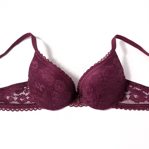 Eleganter burgunderroter Spitzen-BH mit floralem Muster und kleiner Schleife im Detail.