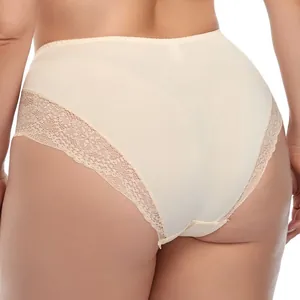 Rückansicht beige Plus-Size-Slip mit hoher Taille und Spitzenbesatz