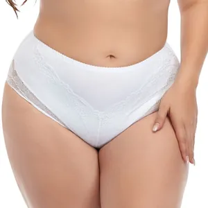 Gros plan sur une culotte en dentelle blanche taille haute grande taille sans couture
