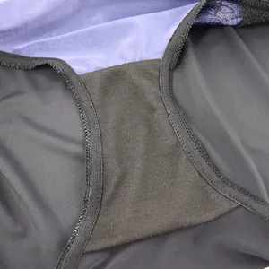 Detailaufnahme des atmungsaktiven Baumwollzwickels bei schwarzen Damen-Slips in Übergröße