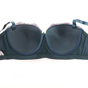 Vue intérieure détaillée d'un soutien-gorge push-up vert foncé avec des broderies