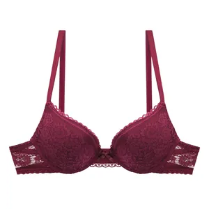 Primer plano detallado del encaje floral rojo vino en un sujetador push-up sexy de mujer
