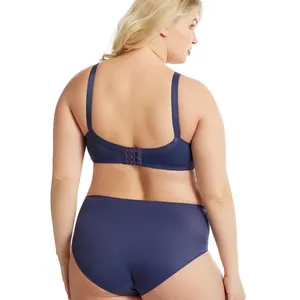 Vista posterior de un conjunto de sujetador deportivo azul de talla grande y braga alta