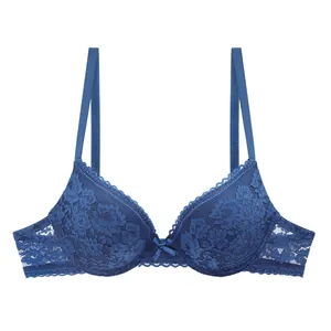 Detailaufnahme eines eleganten blauen Spitzen-BHs mit zarter Schleife und Blumenmuster