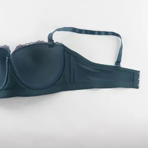 Détail d'un soutien-gorge brodé de style français bleu sarcelle avec bordure en dentelle