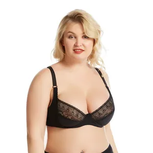 Vista detallada de un elegante sujetador de encaje negro de talla grande en modelo