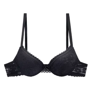 Detailansicht eines eleganten schwarzen Push-up-BHs aus floraler Spitze mit Schleife