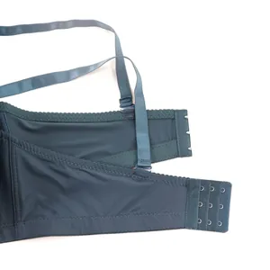 Détail en gros plan des bretelles réglables et de l'agrafe à 4 rangées d'un soutien-gorge