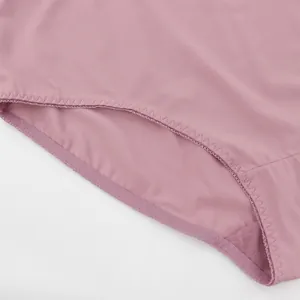 Primer plano detallado de la tela y las costuras de bragas rosas sin costuras de talle alto