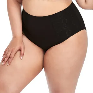 Détail d'une culotte en coton noir avec dentelle en grande taille portée par un mannequin