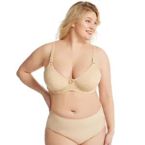Detalle de un conjunto de sujetador de copa completa beige de talla grande en modelo