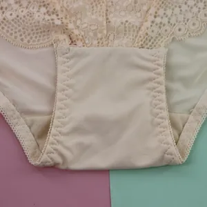 Détail en gros plan montrant la bordure en dentelle et les coutures de la culotte