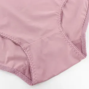 Vista macro de bragas rosas sin costuras de talle alto con costuras detalladas
