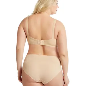 Vista trasera detallada de conjunto de sujetador y braga beige sin costuras talla grande