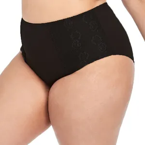 Détail d'une culotte noire grande taille en coton avec empiècements en dentelle florale.
