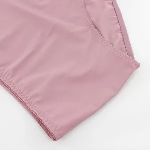 Primer plano detallado de bragas rosas sin costuras con acabado elástico en ondas.
