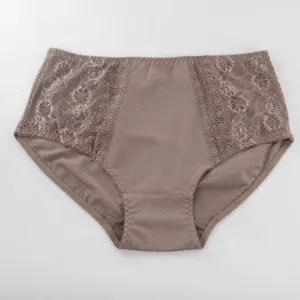 Détail de cette culotte en coton pour femme grande taille avec de dentelle élégante.