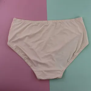Vue détaillée d'une culotte beige sans couture à taille moyenne pour femme en dentelle