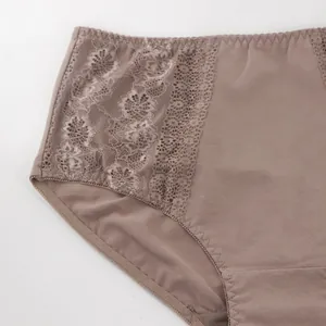 Détail du slip en coton confortable à taille moyenne avec dentelle florale élégante.