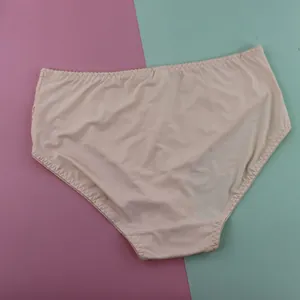Vue détaillée de culottes pour femmes grande taille couleur pêche avec bords en dentelle