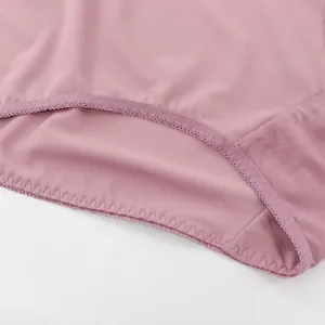Primer plano de las costuras de alta calidad y la textura suave de estas bragas rosas