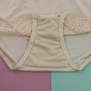 Gros plan sur l'entrejambe en coton respirant et les détails en dentelle du slip