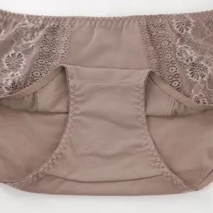 Détails d'une culotte en coton grande taille pour femme avec dentelle délicate