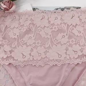 Detailansicht der rosa Blumenspitze am Bund der Übergrößen-Damenunterhose