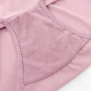 Detalle del forro de algodón transpirable en la entrepierna de estas bragas rosas