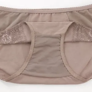 Détail en gros plan d'une culotte en coton grande taille avec bordure en dentelle florale