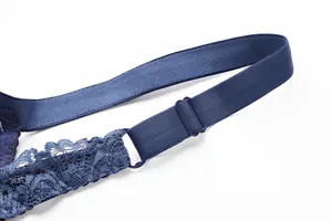 Nahaufnahme des dunkelblauen floralen Spitzen-BH-Trägers mit verstellbarem Band