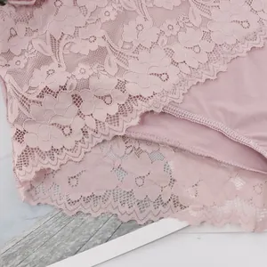 Detaillierte Ansicht der feinen floralen Spitze einer rosa High-Waist-Damenslip