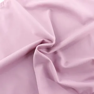 Primer plano del tejido rosa suave, sin costuras y transpirable para braguitas de algodón.