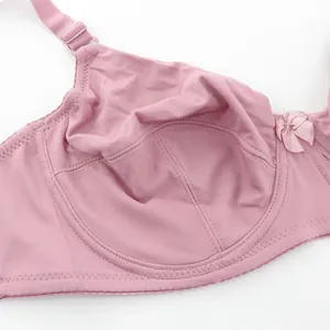 Detalle de sujetador rosa de talla grande con copa completa y textura lisa