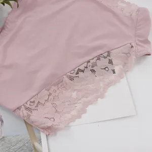 Detailansicht der staubrosa Plus-Size-Spitzenunterwäsche mit Blumenstickerei.