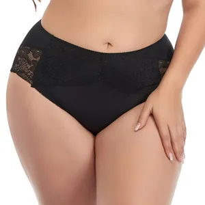 Detailansicht einer schwarzen High-Waist-Unterhose in Übergröße mit edler Spitze.