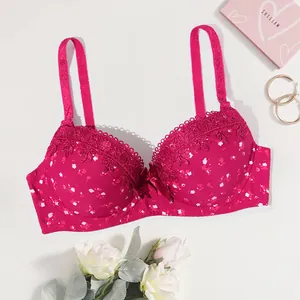 Primer plano de sujetador push-up floral magenta con bordado de encaje blanco y lazo