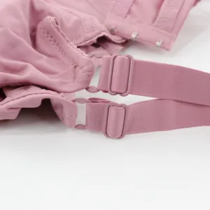 Detalle de los tirantes anchos ajustables y el cierre de gancho del sujetador rosa