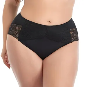 Detailaufnahme der schwarzen Spitzenunterwäsche mit hoher Taille für große Größen