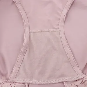 Detailansicht des Baumwollschritts und der Spitzenverzierung von rosa Slips in Übergröße