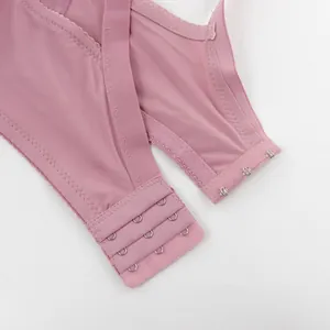 Detalle de sujetador deportivo de talla grande con cierre ajustable de 3 filas