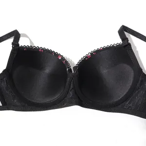 Detalle de sujetador push-up negro floral con ribete de encaje y copa interior lisa.