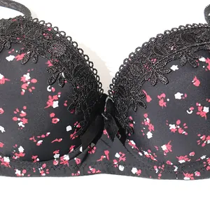 Detalle de primer plano de sujetador floral negro con elegante bordado de encaje.