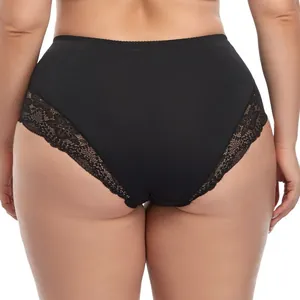Detaillierte Rückansicht schwarzer High-Waist-Slips in Übergröße mit zarter Seitenspitze