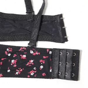 Vista detallada de sujetador con estampado floral negro y cierre de triple gancho.