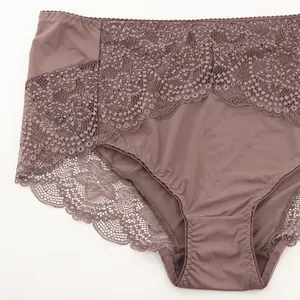 Nahaufnahme lila Spitzenunterwäsche mit hoher Taille und elegantem floralem Muster