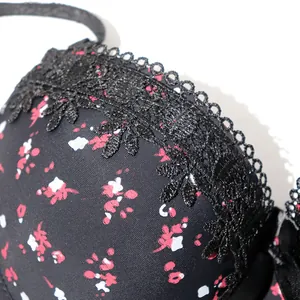 Detalle de primer plano de sujetador negro floral con bordado de encaje exquisito